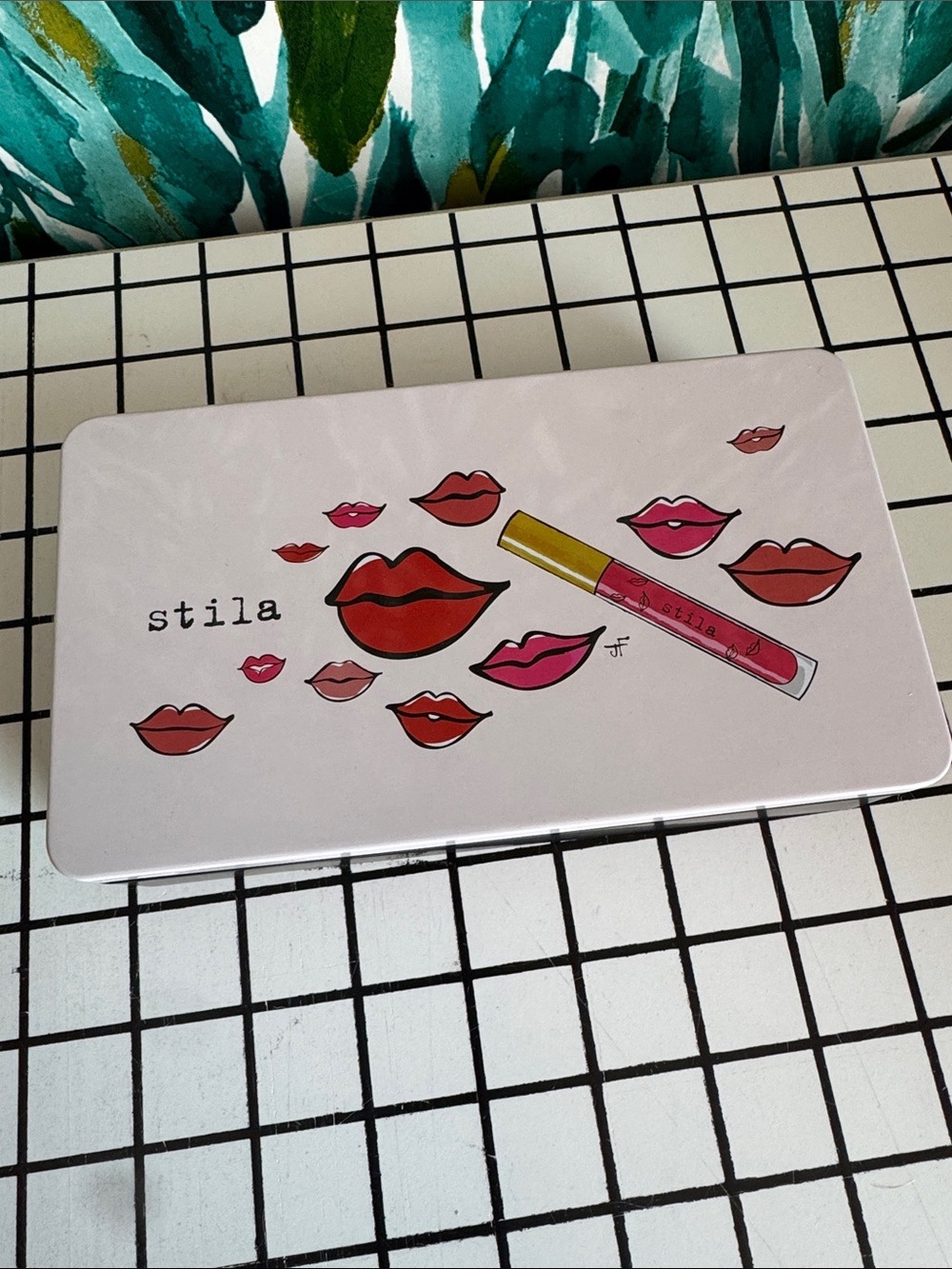 Stila Cosmetic Tin with Pink and Red Lip Art NWOT